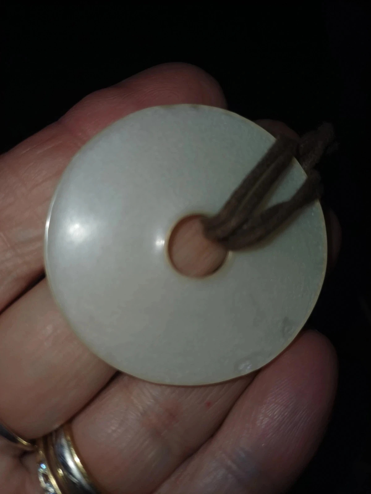 Colar marrom pingente redondo branco – photo 3